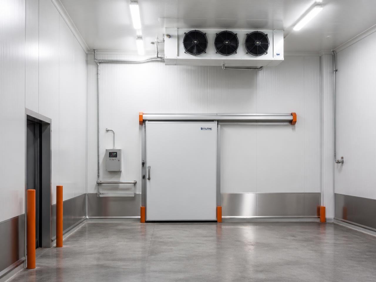 Interior de cuarto frío industrial con panel sándwich y evaporador